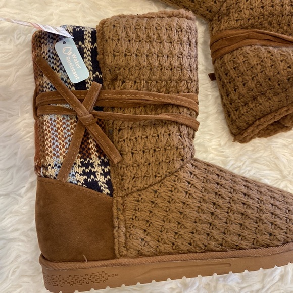 Woman’s Muk Luke Camel Plaid Water Resistant Boots - Picture 8 of 10